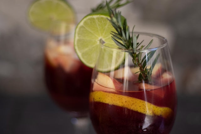 Selbst gemachte Maibowle mit Waldmeister im Bowlengefäß