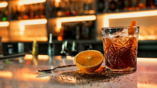 Amaretto Sour: warum meist keine Mandeln drin sind und wie der Sour gelingt