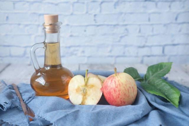 Selbst gemachter Bratapfellikör in der Flasche